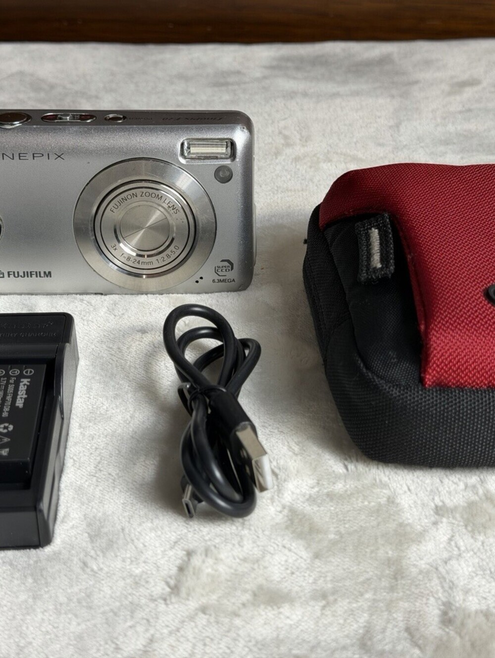 Fujifilm FinePix F20 Silver 6.3MP Digital Camera Battery Charger Case TESTED